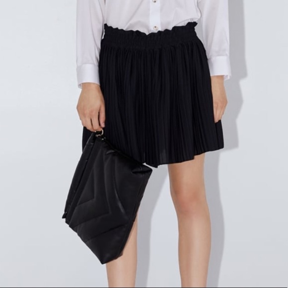 Zara black pleated stretchy shorts - Picture 1 of 7